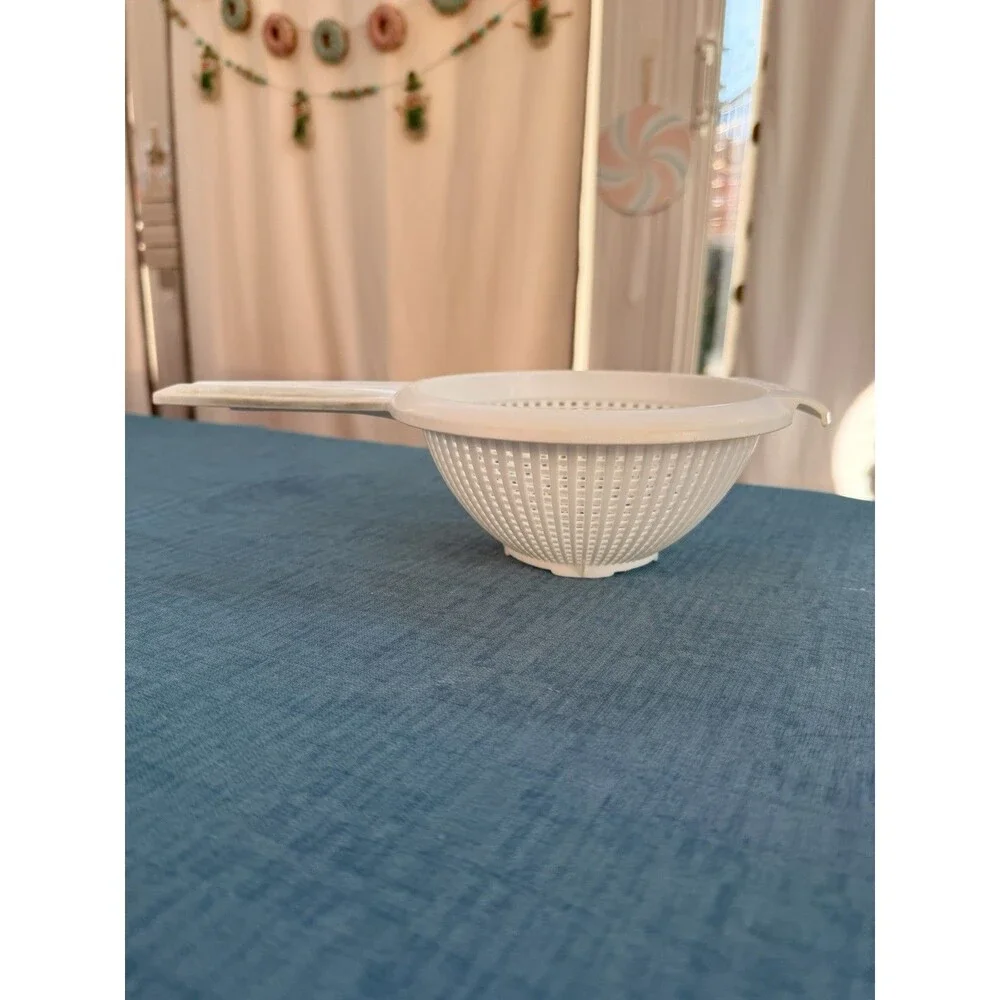 Vintage Rubbermaid 1 Qt Colander Strainer #2932 White w/Handle